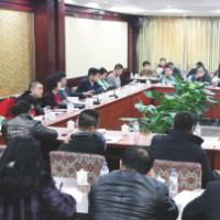 委员们分组讨论大会报告