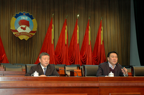 政协四平市第七届委员会第三次会议举行委员培训会 张凤东为委员们授课