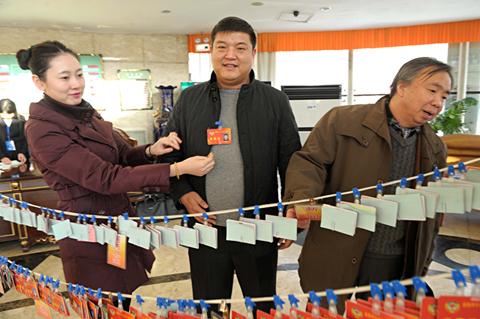 参加市政协七届三次会议的委员按时报到