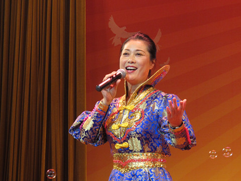 政协委员们在联欢会上的精彩演出?