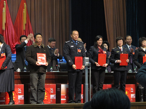在提案表彰会上受表彰的单位和个人领奖?