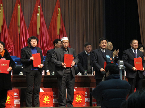 在提案表彰会上受表彰的单位和个人领奖