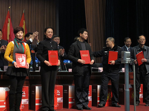 在提案表彰会上受表彰的单位和个人领奖