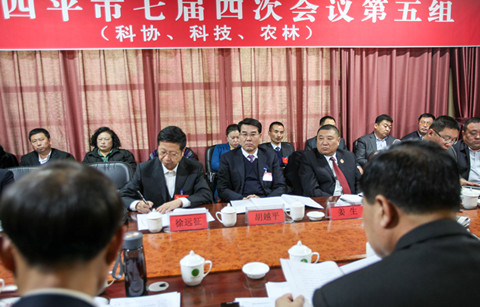 市委常委、组织部部长胡越平、检察院检查长姜生、副市级领导徐远征参加科协、科技、农林组讨论