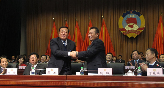 阎杰主席向新当选的七届委员会主席杨枫祝贺