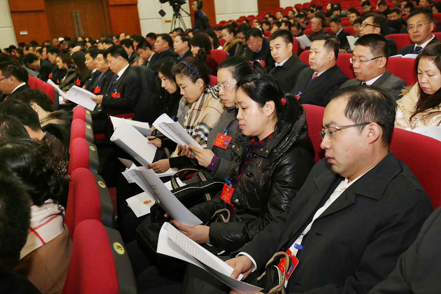 出席市政协七届四次会议的委员们认真听会?