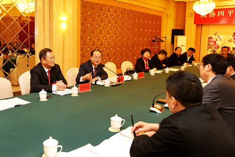 市长王振才、市委常委，宣传部部长周进、市政协副主席于东风参加经济二组讨论