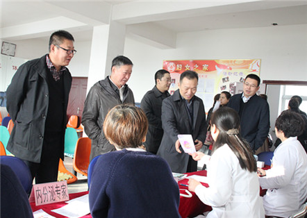 市政协主席杨枫、副主席刘忠宝带领部分市政协委员来到铁东区北门街西关社区和黄土坑街双汇社区，爱心义诊送温暖