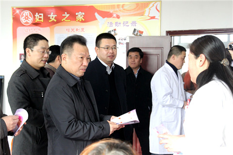 市政协主席杨枫、副主席刘忠宝带领部分市政协委员来到铁东区北门街西关社区和黄土坑街双汇社区，爱心义诊送温暖