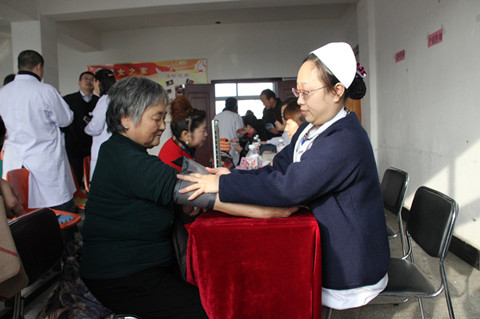 市政协主席杨枫、副主席刘忠宝带领部分市政协委员联合市妇婴医院共同开展了“政协委员进社区，爱心义诊送温暖”活动