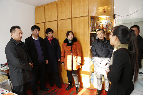 市政协主席杨枫，市政协副主席、九三学社主委孙立忠带领九三学社市政协委员走进铁西区丰茂社区，详细了解低保户家中病人的身体状况和经济状况