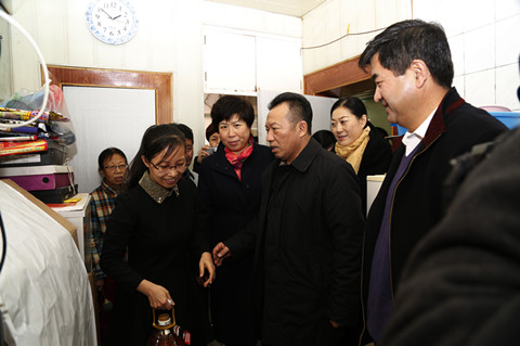 市政协主席杨枫，市政协副主席、九三学社主委孙立忠带领九三学社市政协委员走进铁西区丰茂社区，详细了解低保户家中病人的身体状况和经济状况