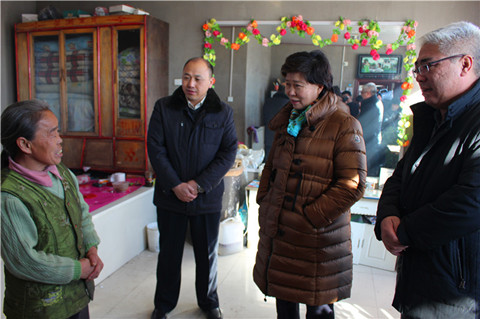 四平市政协副主席王玉芝带领市直相关单位负责同志到双辽市向阳乡姜家村开展扶贫对接工作