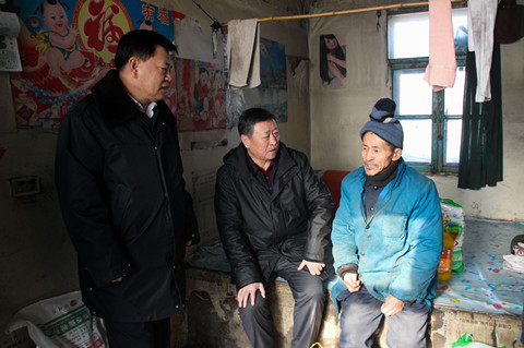 市政协副主席刘忠宝到伊通县福庆街道利民社区重点贫困户进行了走访慰问