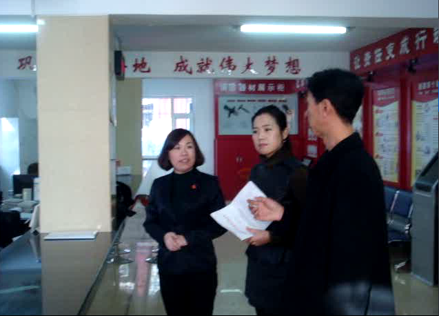 第12小组组长李欣、副组长崔维利带领下与铁东区四马路街东星社区进行“委员进社区”对接活动
