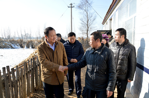 市政协副主席于东风率扶贫攻坚小组成员单位赴梨树县东河镇东河村开展结对认亲走访慰问活动