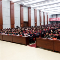 与会委员认真听取报告