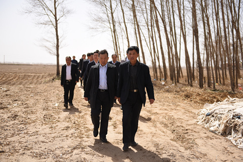 杨枫走访慰问该村困难家庭