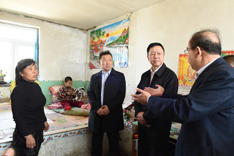 杨枫详细询问困难家庭生产生活状况以及孩子的病情并与随行包保单位商讨解决方法