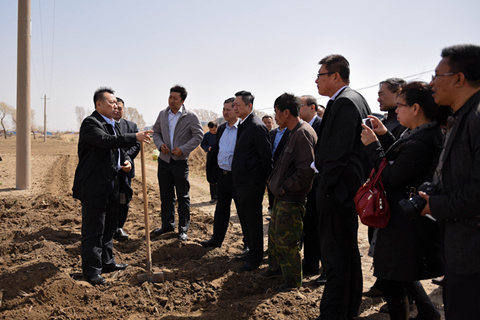 杨枫深入田间地头实地考察了农民春耕生产情况并与正在春耕的农民亲切交谈