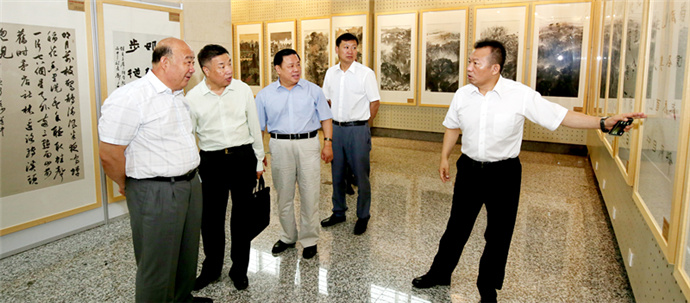 市委书记赵晓君、市政协主席杨枫、市委常委秘书长闫旭陪同省政协副主席王尔智、省政协书画院院长蒋力华参观书画展