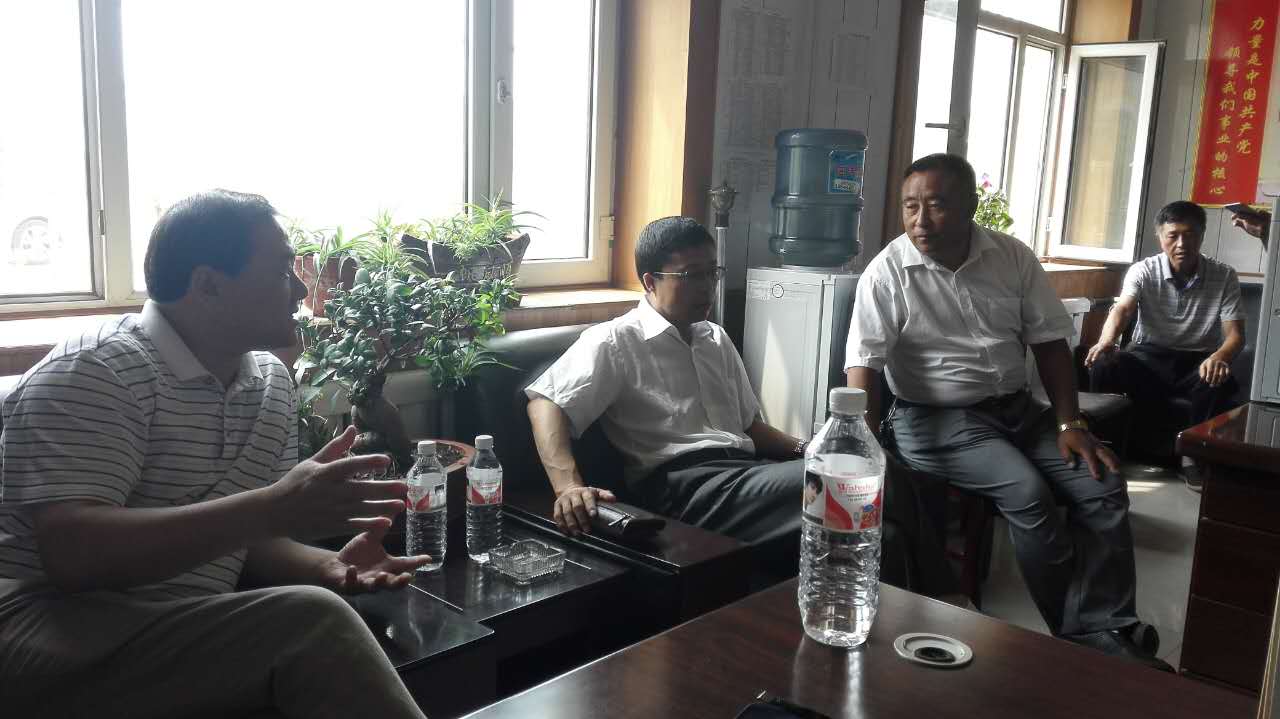 刘伟忠秘书长带领相关部门到张家街村推进扶贫工作