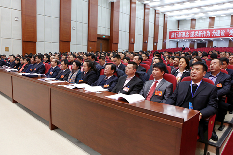 市政协委员培训会上委员们认真听会?