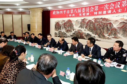 韩福春参加市政协八届一次会议分组讨论?