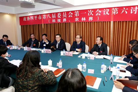 韩福春参加市政协八届一次会议分组讨论?