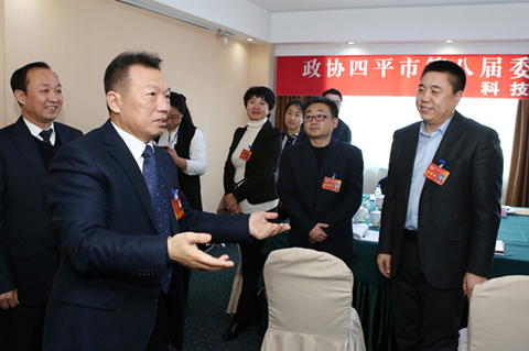 杨枫与讨论组各位委员热切交谈