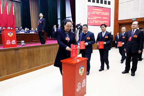 八届一次会议第二次全体会议上委员投下庄严一票