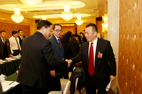 杨枫主席与八届一次会议讨论组各位委员亲切握手